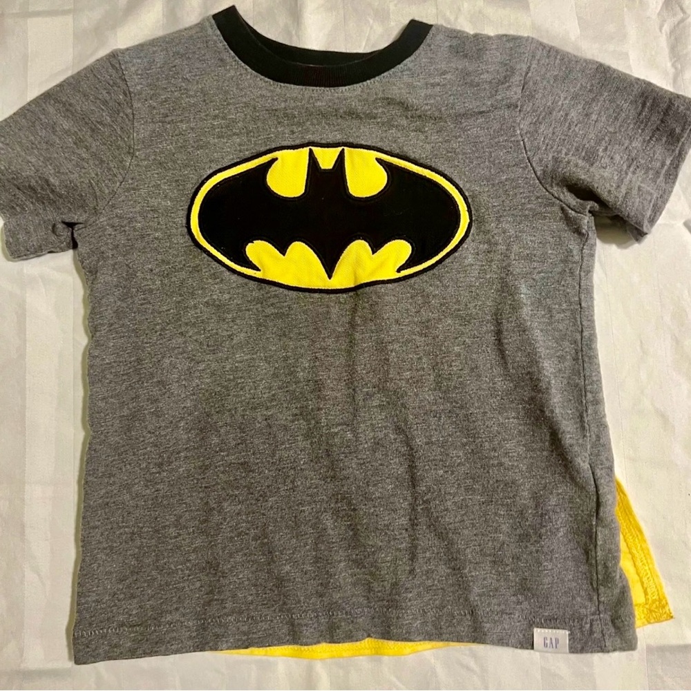 BabyGap Batman t-shirt, grey with yellow removable cape, sz 3